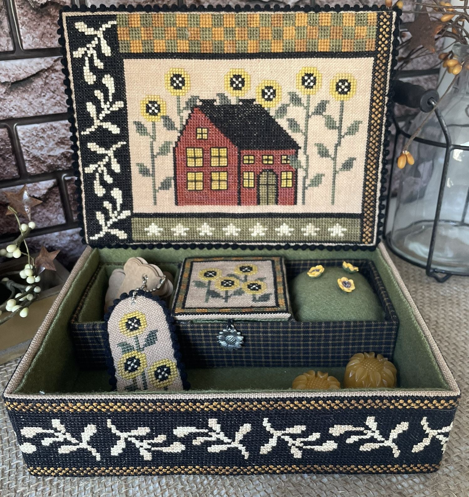 Red House Sewing Box | Mani di Donna